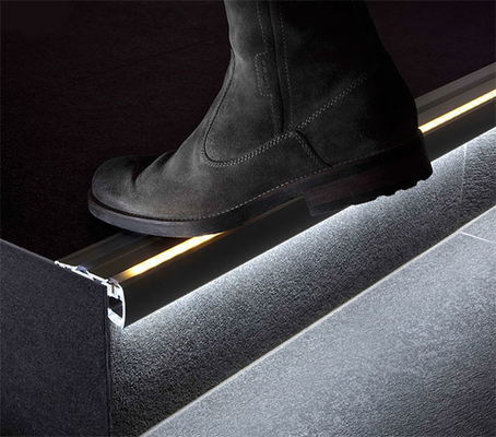 A extrusão de alumínio do diodo emissor de luz perfila a escadaria da escada da iluminação de tira que cheira para a luz da etapa do teatro do cinema