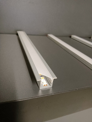 Modere a extrusão 6063 T5 conduziu limpar com jato de areia Recessed tira do canal